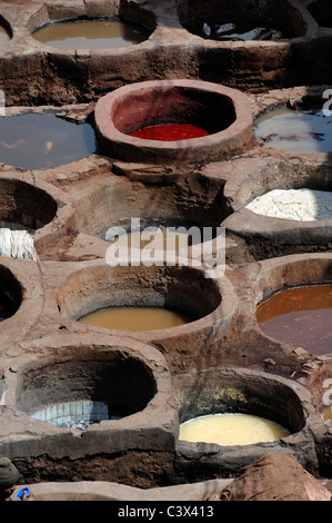 Chouwara oder Chouwara Lederwaren oder Gerberei mit sterbenden Gruben, sterbenden Vats oder Pools Fez Marokko Stockfoto