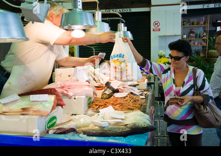 Sevilla-Sevilla Spanien eine Frau kauft Fisch auf einem Marktplatz in der Stadt Stockfoto