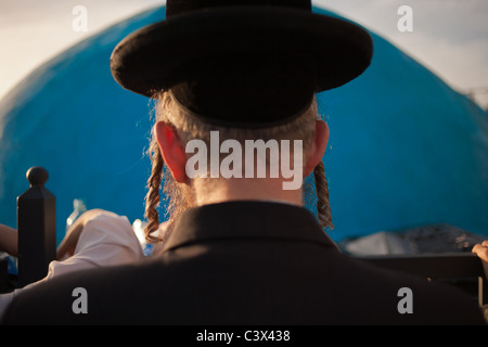 Ultra-orthodoxen jüdischen Mann, der betet am Grab von Rabbi Shimon Bar Yochai in Meron, Israel Stockfoto