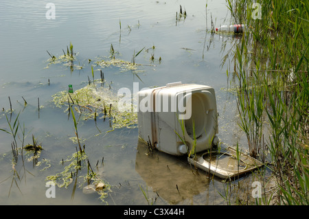 Fly Tipping oder Fly Dumping von weggeworfenen tragbaren Toilette oder Plastikmüll in den Feuchtgebieten Camargue Provence Frankreich geworfen Stockfoto