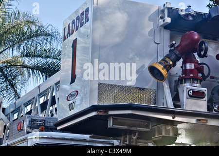 Aerial Ladder Plattform und Wasserpumpen Kanone auf ein Feuerwehrauto. Stockfoto