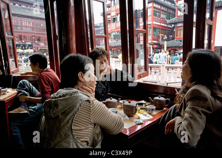 China, Shanghai, Tee-Zeremonie in Yuyuan Teehaus in der Nähe von Yuyuan Garten. Stockfoto