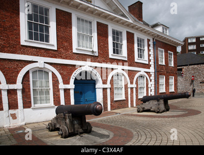 Exeter - altes Zollhaus auf historischen Kai von Exeter City Stockfoto