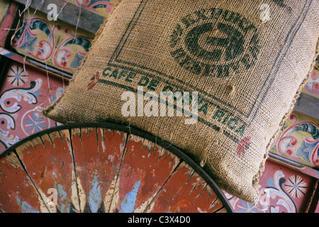 Costa Rica, Sarchi,-Kaffeebohnen-Sack auf Ochsenkarren. Stockfoto