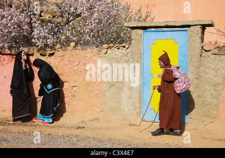 Im Chat Berberfrauen und Berber Mann vorbei in einem Dorf nahe der Stadt von Tafraoute im Ameln Tal, Marokko Stockfoto