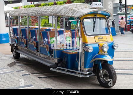 Ungerade Tuk-Tuk Stretchlimo, Einkaufszentrum in Bangkok Stockfoto