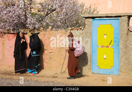 Im Chat Berberfrauen und Berber Mann vorbei in einem Dorf nahe der Stadt von Tafraoute im Ameln Tal, Marokko Stockfoto