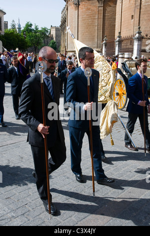 Eine religiöse Prozession, die ausgehend von der Kathedrale in Sevilla, Spanien Stockfoto