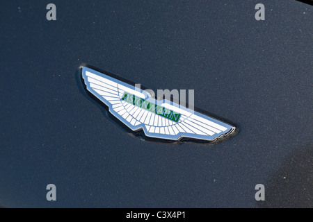 Aston Martin-Emblem auf der Motorhaube des Autos Stockfoto