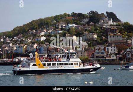 Blick auf eine Dartmouth Riverboat vorbei Dorf Kingswear am gegenüberliegenden Ufer des Flusses Dart von Dartmouth Stockfoto