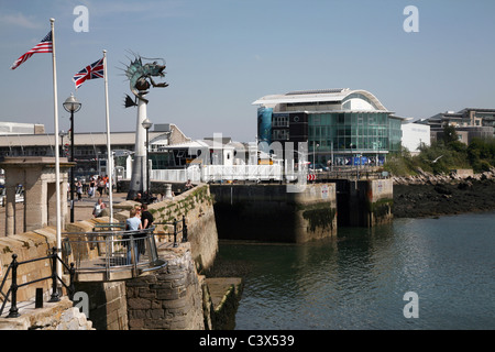 Die Mayflower Schritte in der Barbican Altstadt von Plymouth und Blick auf die nationale Marine Aquariam Stockfoto