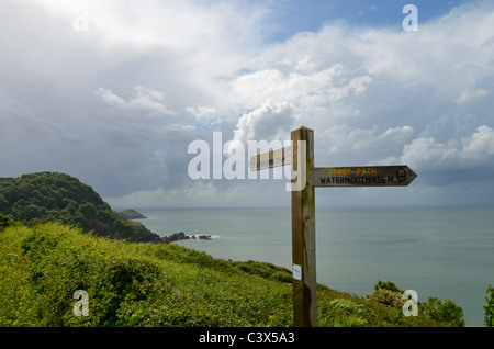 Wegweiser auf dem South West Coast Path an der North Devon Küste zwischen Ilfracombe und Watermouth Looking Beacon Point. Devon England. Stockfoto