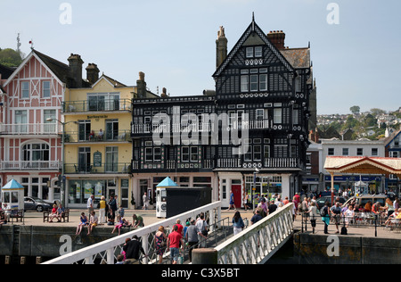 Ansicht von Dartmouth von der Fähre, die den Fluss Dart von Kingswear ein Dorf durchquert gegenüber Stockfoto