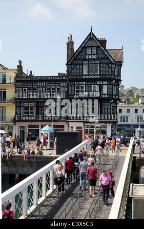 Ansicht von Dartmouth von der Fähre, die den Fluss Dart von Kingswear ein Dorf durchquert gegenüber Stockfoto