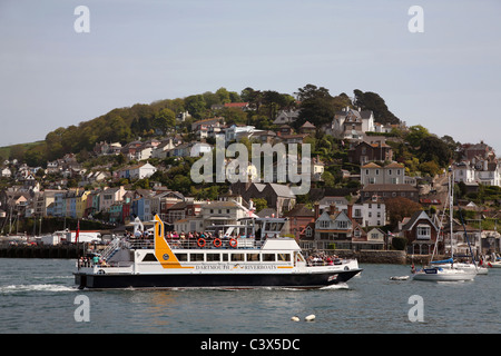 Blick auf eine Dartmouth Riverboat vorbei Dorf Kingswear am gegenüberliegenden Ufer des Flusses Dart von Dartmouth Stockfoto