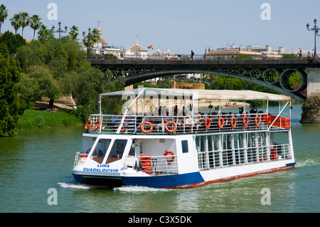 Ein Touristenboot tragen Touristen entlang dem Fluss Guadalquivir. Sevilla, Spanien Stockfoto