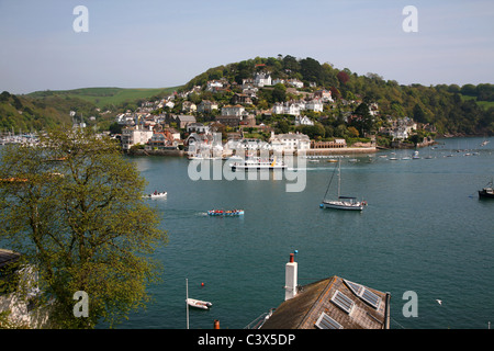 Blick auf Kingswear und Dart-Mündung von einem hohen Aussichtspunkt oberhalb der Stadt Dartmouth Stockfoto