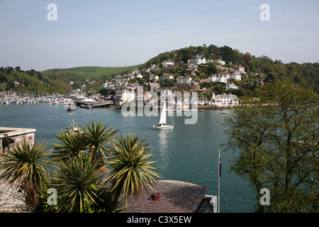 Blick auf Kingswear und Dart-Mündung von einem hohen Aussichtspunkt oberhalb der Stadt Dartmouth Stockfoto