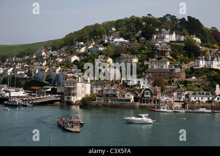 Blick auf Kingswear und Dart-Mündung von einem hohen Aussichtspunkt oberhalb der Stadt Dartmouth Stockfoto