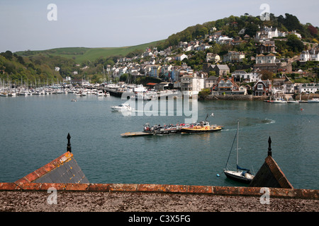 Blick auf Kingswear und Dart-Mündung von einem hohen Aussichtspunkt oberhalb der Stadt Dartmouth zeigt die untere Dart Ferry Kreuzung. Stockfoto