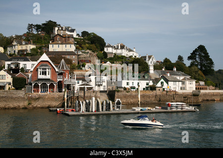 Blick auf Kingswear, ein Dorf auf dem gegenüberliegenden Ufer des Flusses Dart von Dartmouth Stockfoto