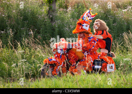 Die Niederlande Fußball-WM Juli 2010. Motorradfahrer in Orange, Oranje Jopie, niederländische Nationalmannschaft Unterstützer eingerichtet. Stockfoto