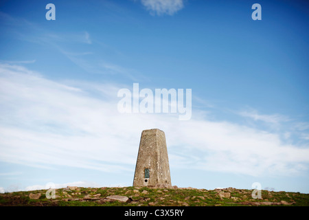 Eine Triangulation Station, auch bekannt als einen trigonometrischen Punkt auf die Malvern Hills. Stockfoto