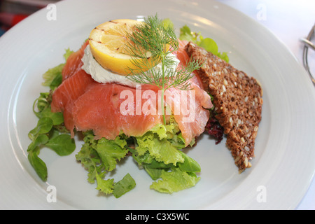 Dänische Sandwich "Smørrebrød" mit Graved Lachs (roh gewürzt Lachs) hergestellt von dunklem Brot. Stockfoto