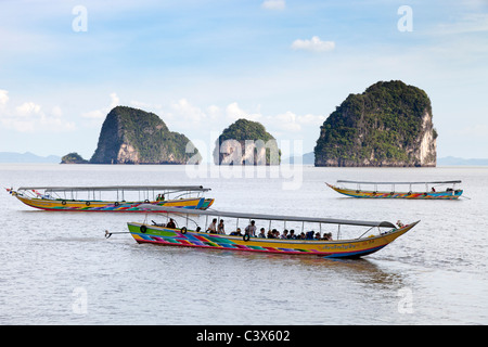 Touristischen Boote vertäut aus Ko Tapu, Phuket, Thailand - James Bond Island 2 Stockfoto