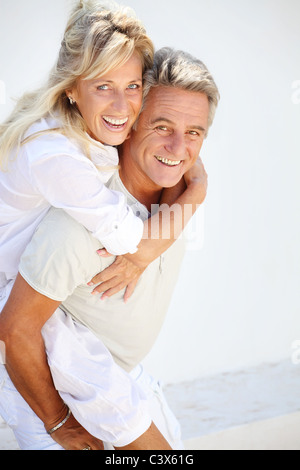 Close-up Portrait ein älteres paar lächelnd und umarmen. Stockfoto