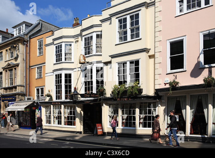 Die Menschen gehen vorbei an der Mitre Beefeater Kneipe im Oxford High Street, England, UK Stockfoto