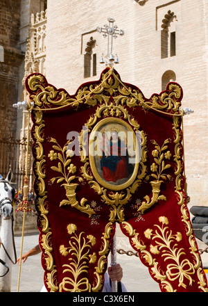 Detail eines Banners, die Darstellung der Jungfrau Maria aus einer religiösen Prozession ausgehend von der Kathedrale in Sevilla, Spanien Stockfoto