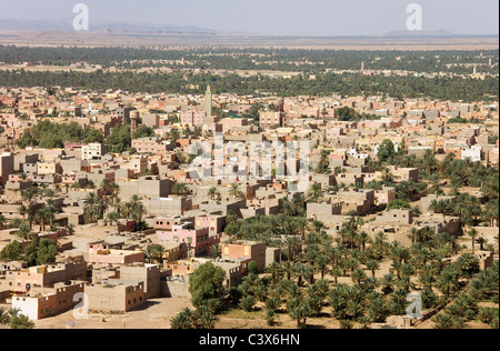 Die Stadt von Erfoud mit seiner umfangreichen Palmeries liegt im Tafilalt am Rande der Wüste. Südosten Marokkos. Stockfoto
