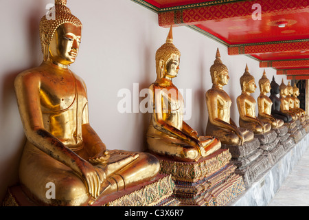 Tempel Wat Pho, Bangkok - Reihe sitzen Buddhas Stockfoto