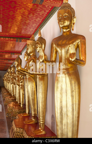 Tempel Wat Pho, Bangkok - Zeile stehende Buddhas 3 Stockfoto