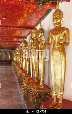 Tempel Wat Pho, Bangkok - Reihe stehender Buddhas Stockfoto