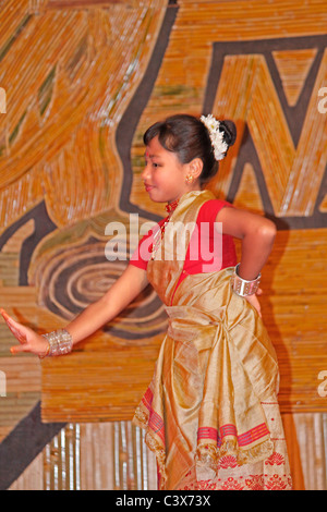 Bihu, Assamesisch Stämme Durchführung traditioneller Bihu Tanz auf Namdapha Eco Kulturfestival, Miao, Arunachal Pradesh, Indien Stockfoto