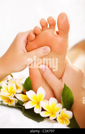 Fuß-Massage und Spa-Fuß-Behandlung. Stockfoto