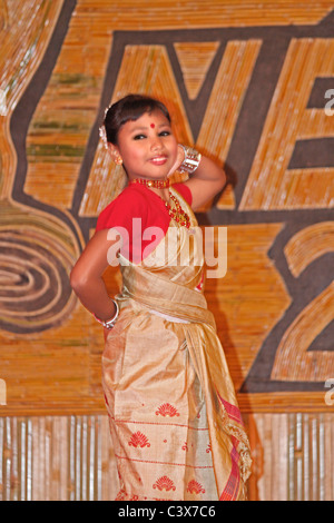 Bihu, Assamesisch Stämme Durchführung traditioneller Bihu Tanz auf Namdapha Eco Kulturfestival, Miao, Arunachal Pradesh, Indien Stockfoto