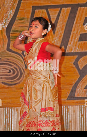 Bihu, Assamesisch Stämme Durchführung traditioneller Bihu Tanz auf Namdapha Eco Kulturfestival, Miao, Arunachal Pradesh, Indien Stockfoto