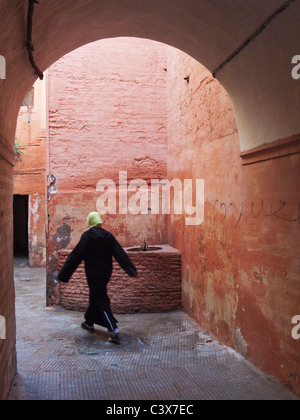 Arcade und Gasse in der Medina (der ursprünglichen arabischen Teil einer Stadt) von Marrakesch, Marokko. Kein Model-Release. Stockfoto