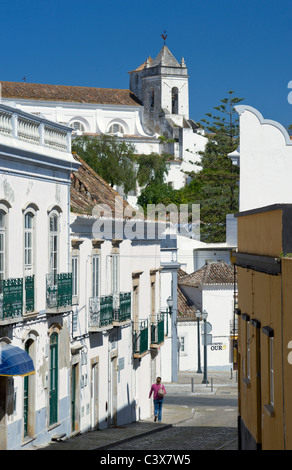 Portugal, der Ost-Algarve Tavira Straße mit Santa Maria do Castelo Kirche Stockfoto