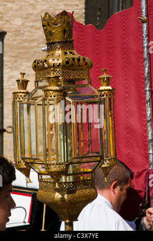 Detail einer Lampe, getragen von Priestern während einer religiösen Prozession ausgehend von der Kathedrale in Sevilla, Spanien Stockfoto