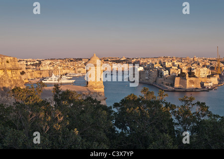 Wachposten und Blick auf den Grand Harbour Valletta Malta Stockfoto