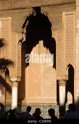 Sehr durchdachte Stuckarbeiten im Innenhof der Saadian Gräber in der Medina von Marrakesch. Marokko Stockfoto