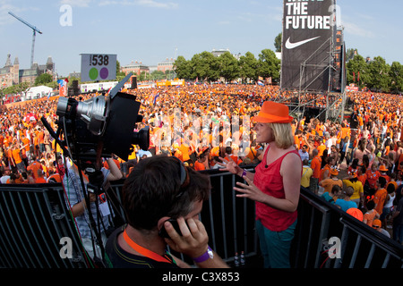 180,000 Unterstützer versammeln, vor allem in nationalen Farbe Orange gekleidet. Reporter von CNN. Stockfoto