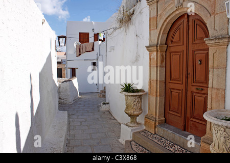 TRADITIONELLES DORF-GEBÄUDE IN DEN GASSEN VON LINDOS AUF DER GRIECHISCHEN INSEL RHODOS. Stockfoto