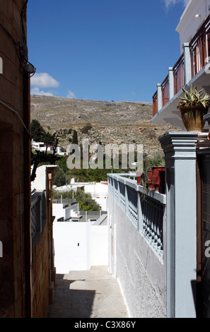 TRADITIONELLES DORF-GEBÄUDE IN DEN GASSEN VON LINDOS AUF DER GRIECHISCHEN INSEL RHODOS. Stockfoto