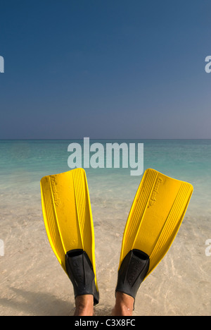 Eine Person sitzt in den Ozean tragen gelbe flossen Malediven Stockfoto