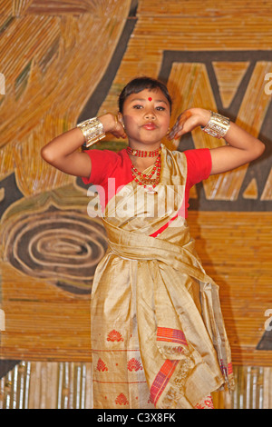 Bihu, Assamesisch Stämme Durchführung traditioneller Bihu Tanz auf Namdapha Eco Kulturfestival, Miao, Arunachal Pradesh, Indien Stockfoto